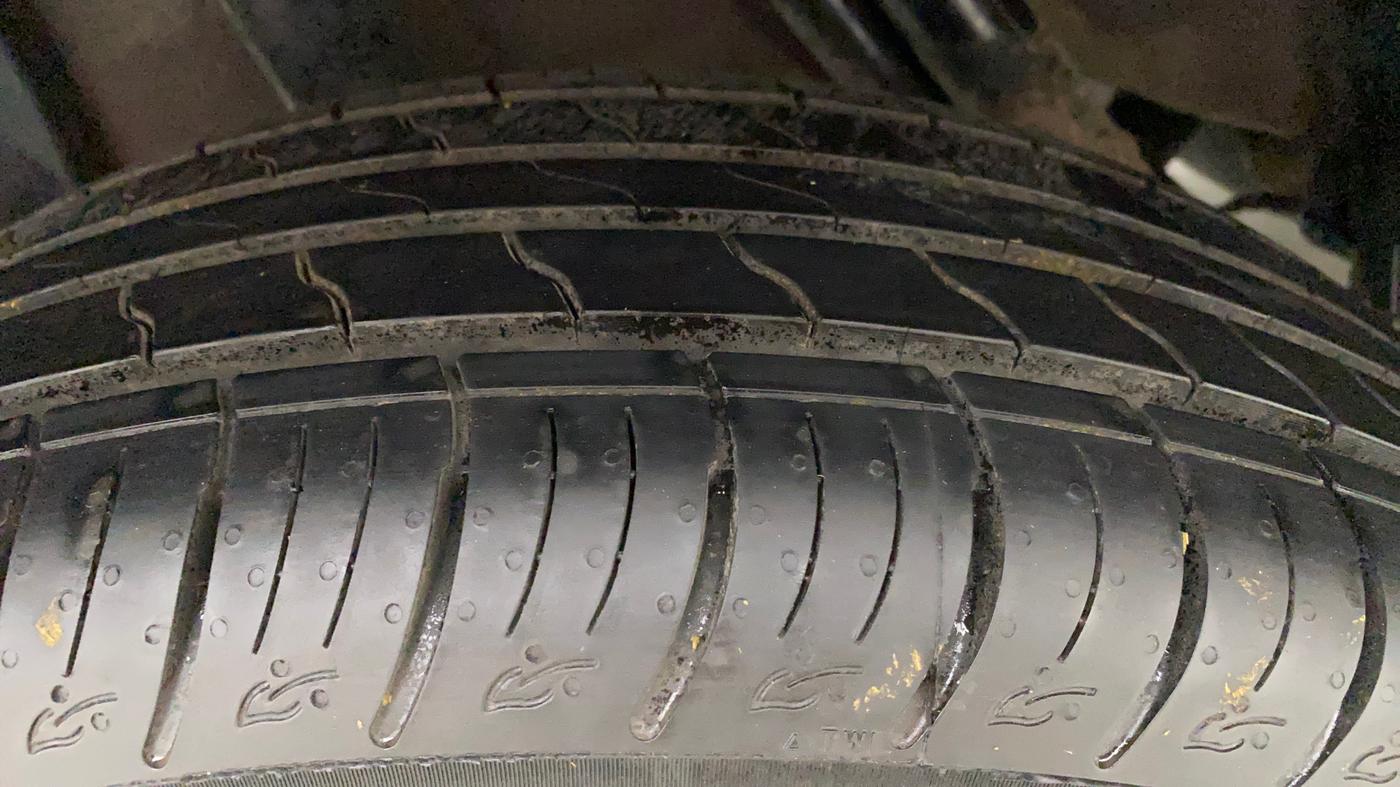 2014 Renault Duster RXL PETROL, Petrol, Manual, 41,938 km, Right Rear Tyre Tread