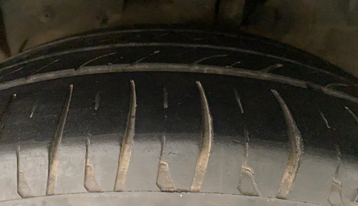 2018 Ford FREESTYLE TITANIUM 1.2 PETROL, Petrol, Manual, 1,12,098 km, Left Front Tyre Tread