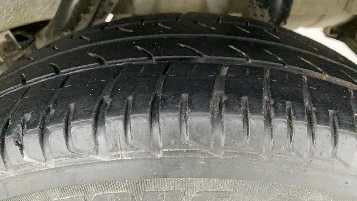 2018 Mahindra KUV 100 NXT K6+ 6 STR, CNG, Manual, 64,737 km, Left Rear Tyre Tread