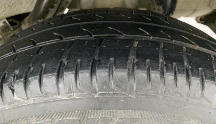 2018 Mahindra KUV 100 NXT K6+ 6 STR, CNG, Manual, 64,737 km, Left Rear Tyre Tread