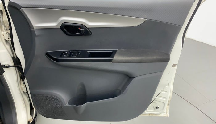 2018 Mahindra KUV 100 NXT K6+ 6 STR, CNG, Manual, 64,737 km, Driver Side Door Panels Control