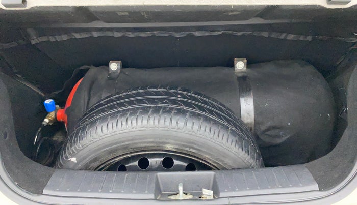 2018 Mahindra KUV 100 NXT K6+ 6 STR, CNG, Manual, 64,737 km, Boot Inside