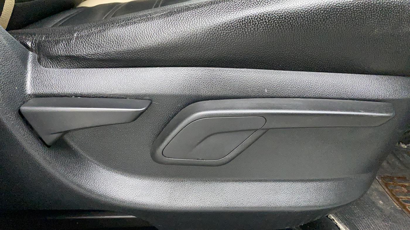2018 Mahindra KUV 100 NXT K6+ 6 STR, CNG, Manual, 64,737 km, Driver Side Adjustment Panel