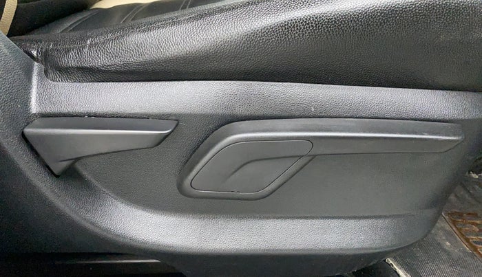 2018 Mahindra KUV 100 NXT K6+ 6 STR, CNG, Manual, 64,737 km, Driver Side Adjustment Panel