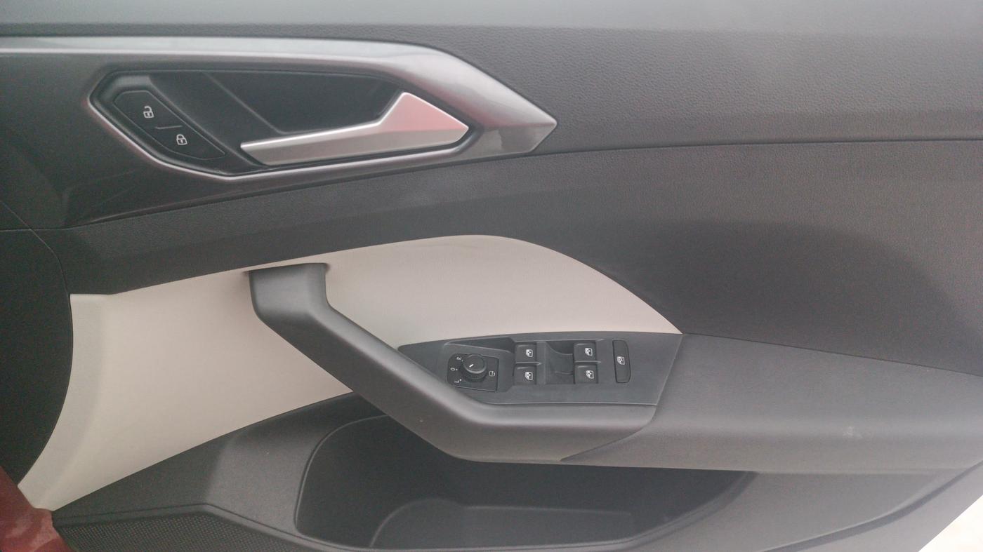 2022 Volkswagen TAIGUN TOPLINE 1.0 TSI MT, Petrol, Manual, 7,103 km, Driver Side Door Panels Control