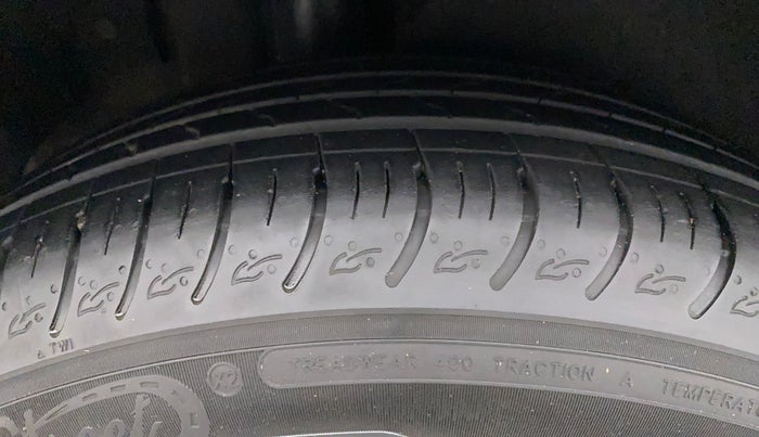 2022 KIA CARENS LUXURY PLUS 1.4 PETROL 6 STR, Petrol, Manual, 4,710 km, Right Rear Tyre Tread
