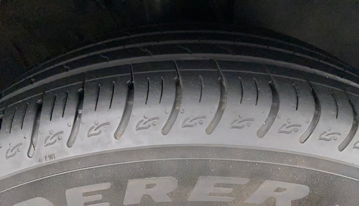 2022 KIA CARENS LUXURY PLUS 1.4 PETROL 6 STR, Petrol, Manual, 4,710 km, Right Front Tyre Tread