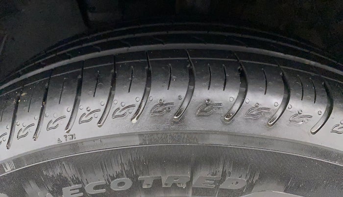 2022 KIA CARENS LUXURY PLUS 1.4 PETROL 6 STR, Petrol, Manual, 4,710 km, Left Front Tyre Tread