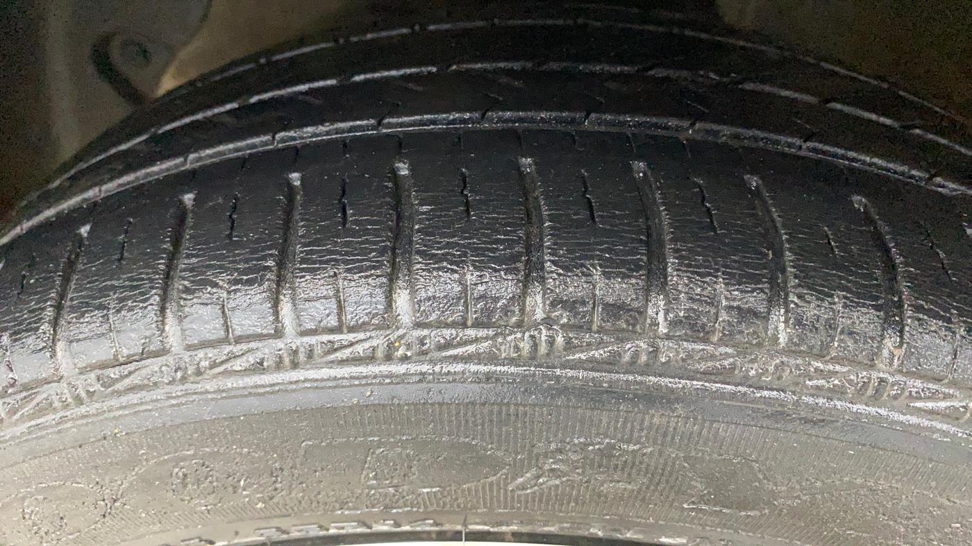 2017 Hyundai Grand i10 SPORTZ (O) AT 1.2 KAPPA VTVT, Petrol, Automatic, 75 km, Left Front Tyre Tread