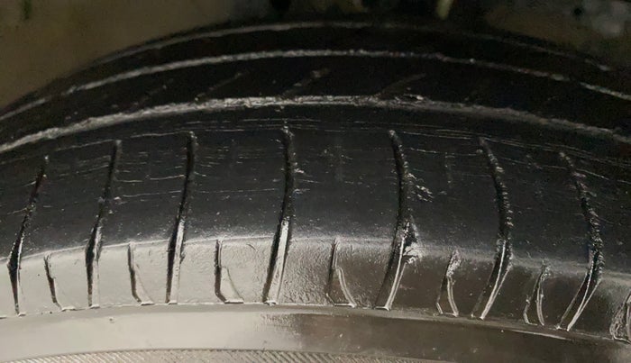2014 Maruti Swift Dzire VDI, Diesel, Manual, 1,00,668 km, Right Front Tyre Tread