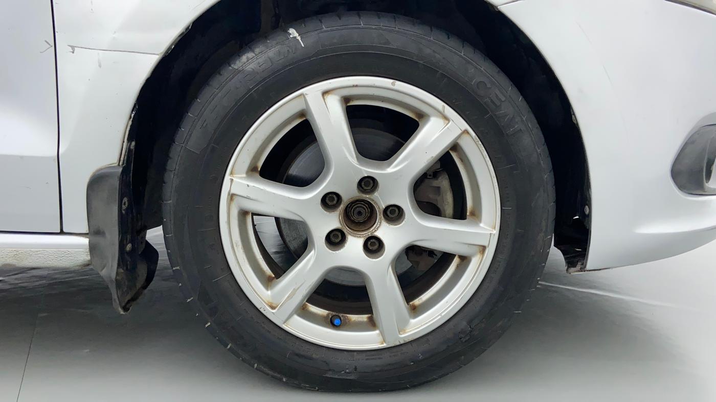 2012 Volkswagen Vento HIGHLINE PETROL AT, Petrol, Automatic, 67,139 km, Right Front Wheel