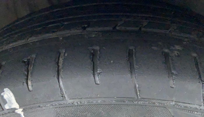 2012 Volkswagen Vento HIGHLINE PETROL AT, Petrol, Automatic, 67,139 km, Right Front Tyre Tread