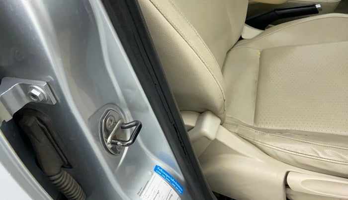 2012 Volkswagen Vento HIGHLINE PETROL AT, Petrol, Automatic, 67,139 km, Driver-side door - Beading has minor damage