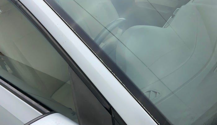 2012 Volkswagen Vento HIGHLINE PETROL AT, Petrol, Automatic, 67,139 km, Right A pillar - Paint is slightly faded