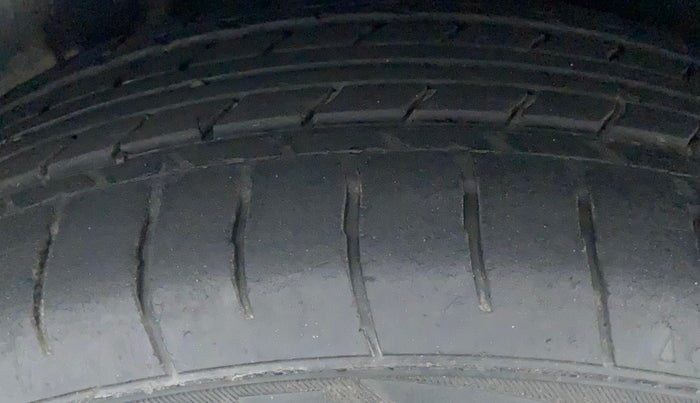 2012 Volkswagen Vento HIGHLINE PETROL AT, Petrol, Automatic, 67,139 km, Right Rear Tyre Tread