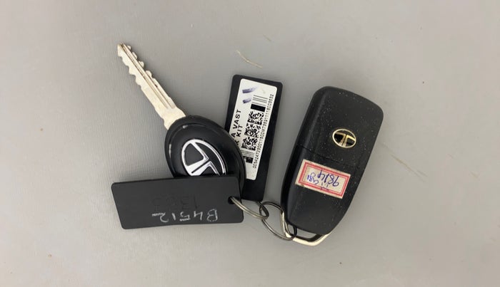 2018 Tata TIAGO NRG PETROL, Petrol, Manual, 20,317 km, Key Close Up