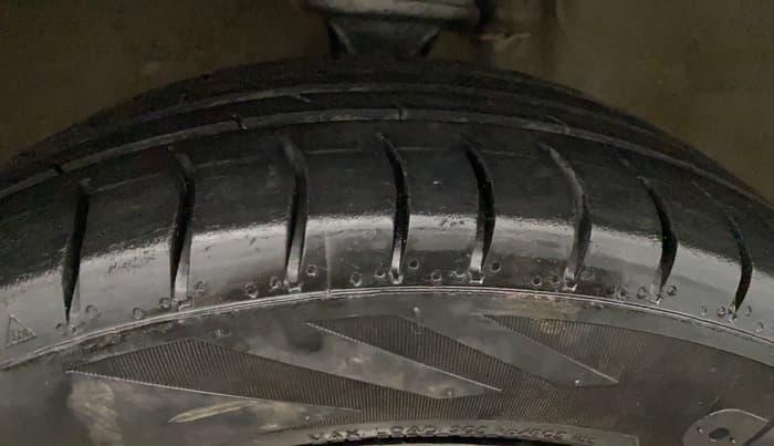 2017 Maruti Alto K10 VXI, CNG, Manual, 1,11,649 km, Left Front Tyre Tread