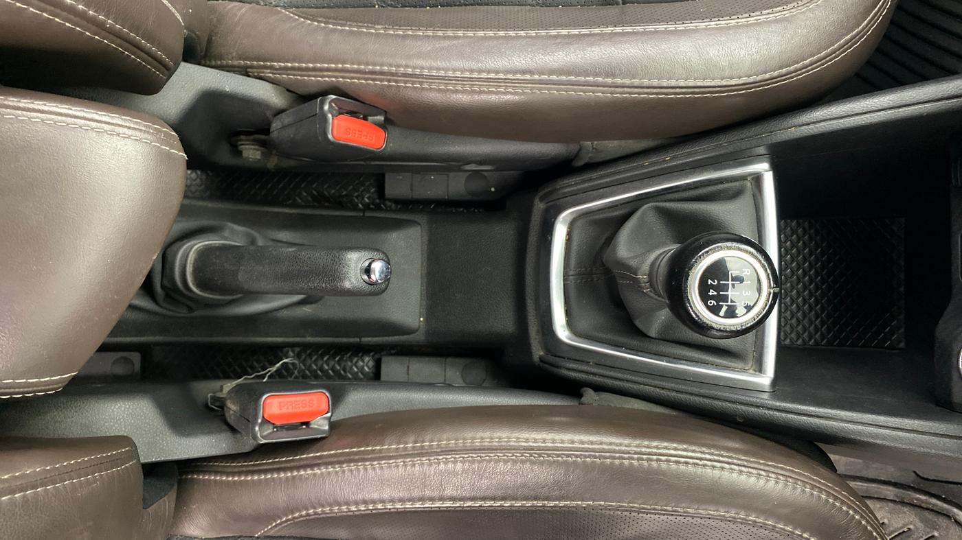 2019 Nissan Kicks XV PREMIUM O DUAL TONE DIESEL, Diesel, Manual, 1,23,891 km, Gear Lever