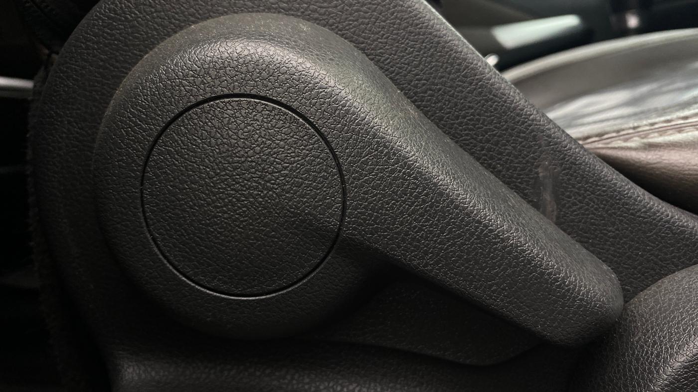 2019 Nissan Kicks XV PREMIUM O DUAL TONE DIESEL, Diesel, Manual, 1,23,891 km, Driver Side Adjustment Panel
