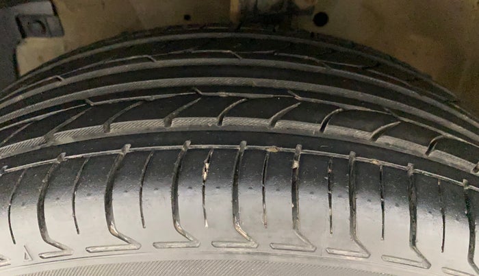 2013 Maruti Swift Dzire VXI, Petrol, Manual, 65,881 km, Left Front Tyre Tread