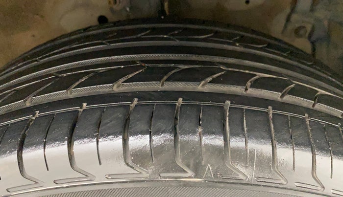 2013 Maruti Swift Dzire VXI, Petrol, Manual, 65,881 km, Right Front Tyre Tread