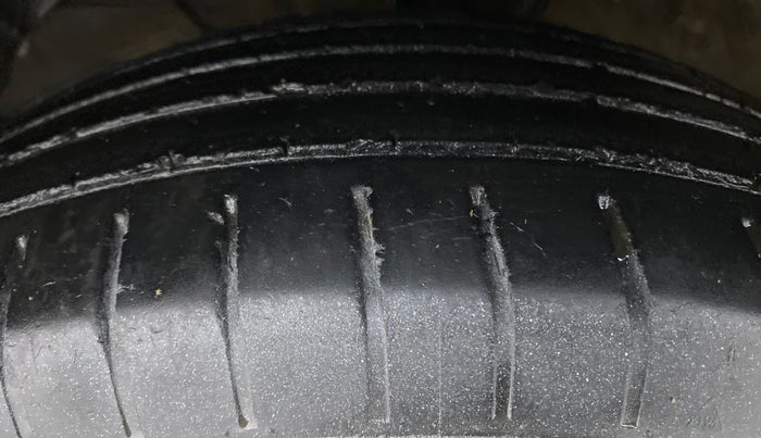 2019 Maruti Swift ZXI, CNG, Manual, 41,125 km, Left Front Tyre Tread