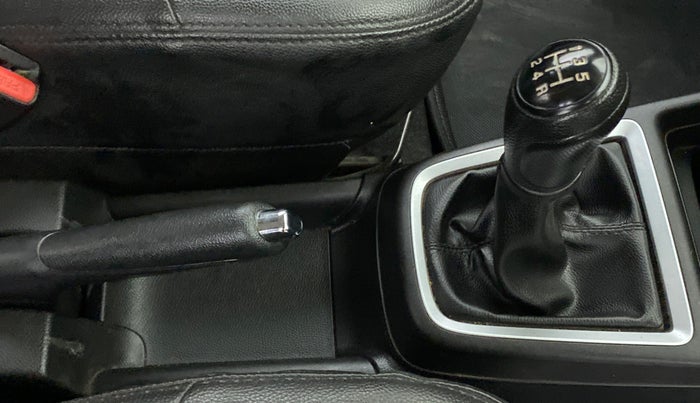 2019 Maruti Swift ZXI, CNG, Manual, 41,125 km, Gear Lever