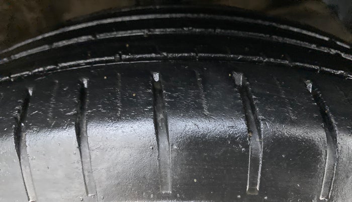 2019 Maruti Swift ZXI, CNG, Manual, 41,125 km, Right Front Tyre Tread