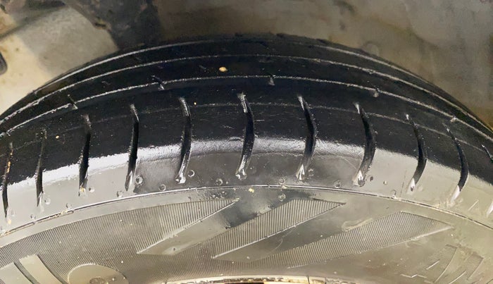 2015 Hyundai Eon ERA +, Petrol, Manual, 1,18,616 km, Left Front Tyre Tread