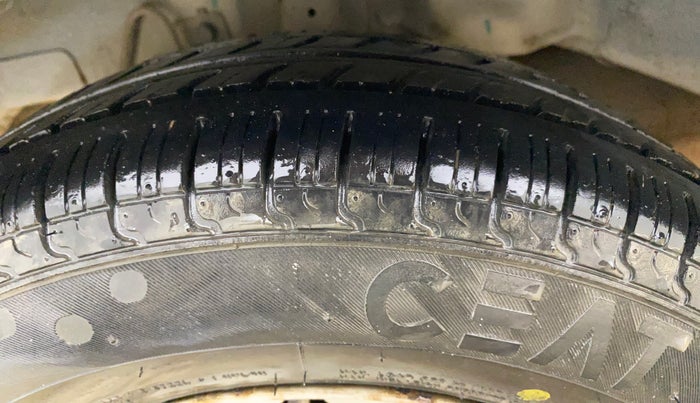 2015 Hyundai Eon ERA +, Petrol, Manual, 1,18,616 km, Right Rear Tyre Tread