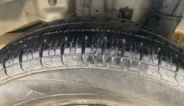 2015 Hyundai Eon ERA +, Petrol, Manual, 1,18,616 km, Left Rear Tyre Tread