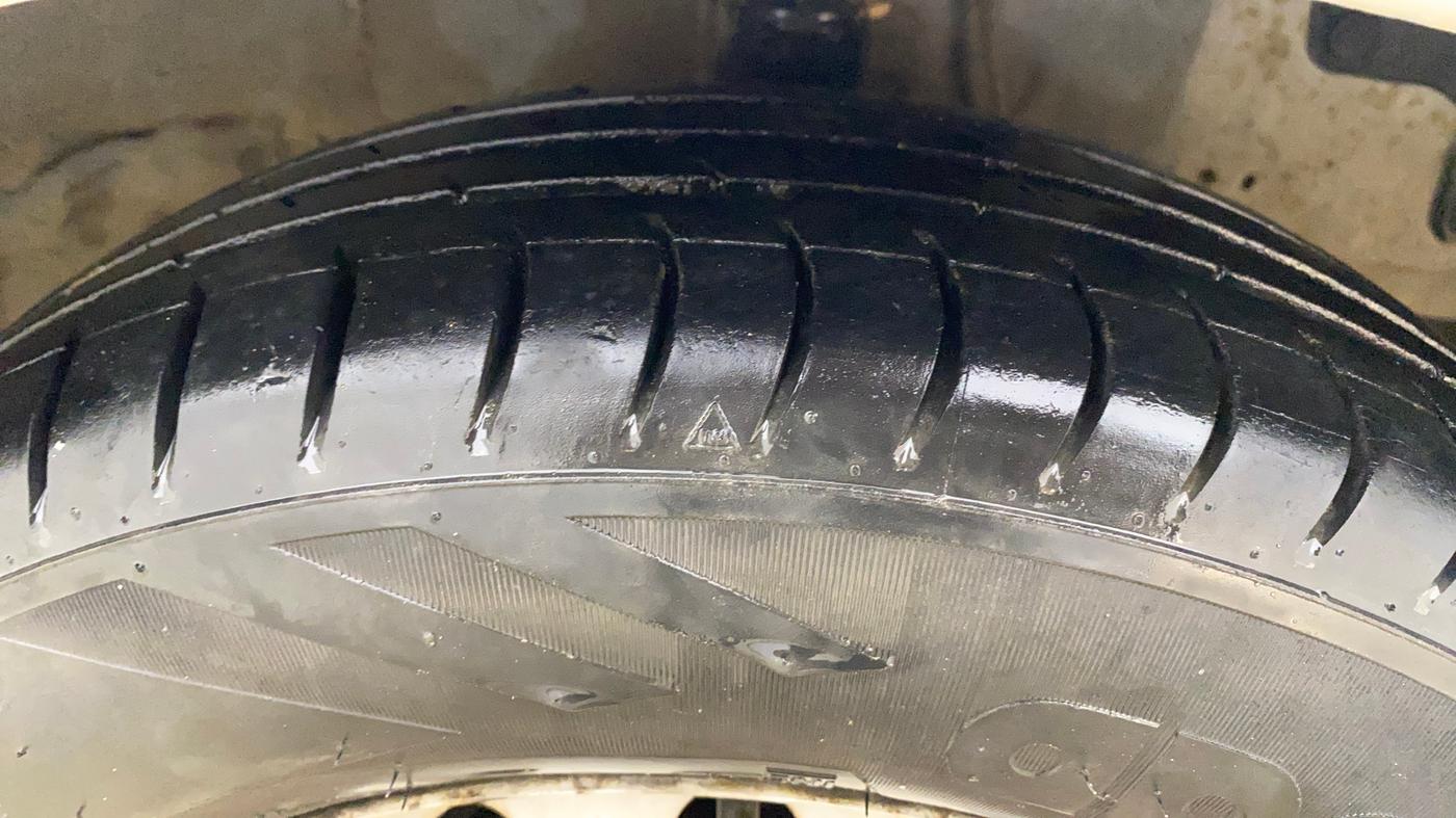 2015 Hyundai Eon ERA +, Petrol, Manual, 1,18,621 km, Right Front Tyre Tread