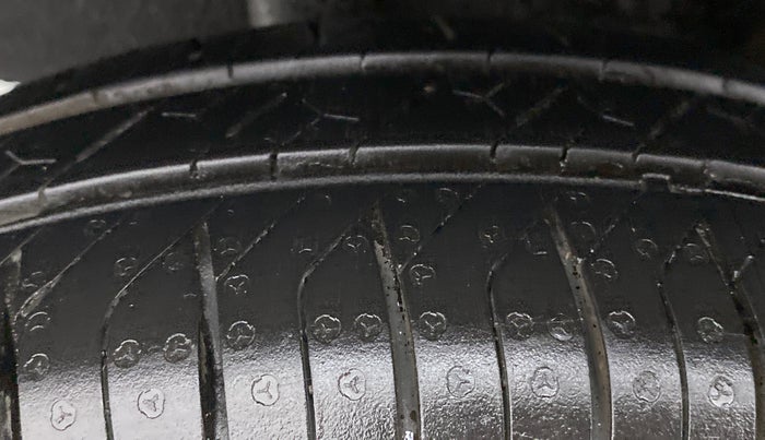 2016 Renault Kwid RXT, Petrol, Manual, 28,177 km, Right Rear Tyre Tread