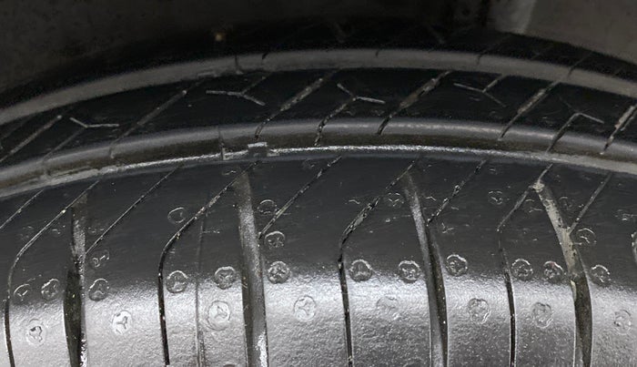 2016 Renault Kwid RXT, Petrol, Manual, 28,177 km, Left Rear Tyre Tread