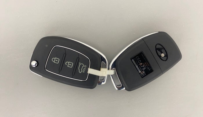 2015 Hyundai Xcent S (O) 1.2, Petrol, Manual, 17,504 km, Key Close Up
