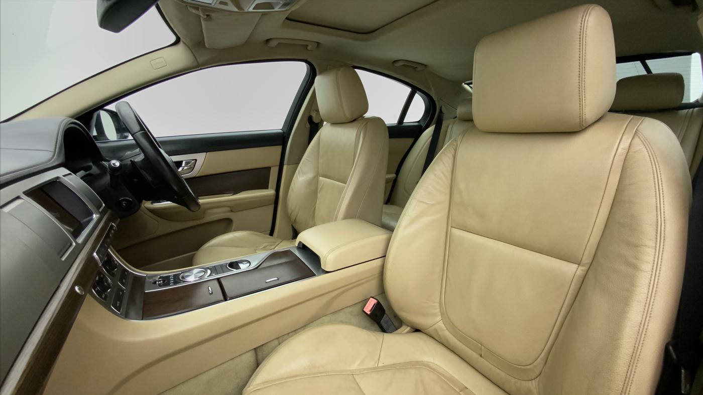 2015 Jaguar XF 2.2 DIESEL LUXURY, Diesel, Automatic, 82,918 km, Right Side Front Door Cabin View