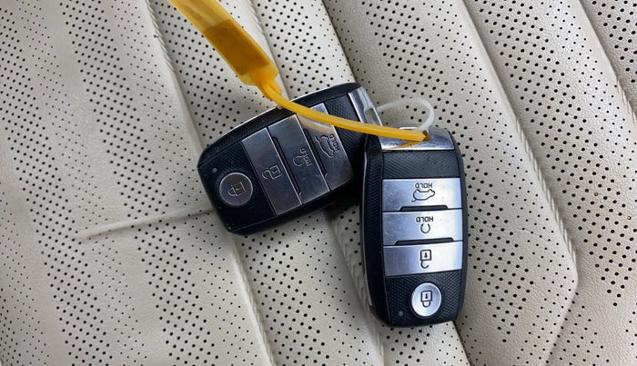 2022 KIA CARENS LUXURY PLUS 1.5 DIESEL AT 6 STR, Diesel, Automatic, 97,411 km, Key Close Up