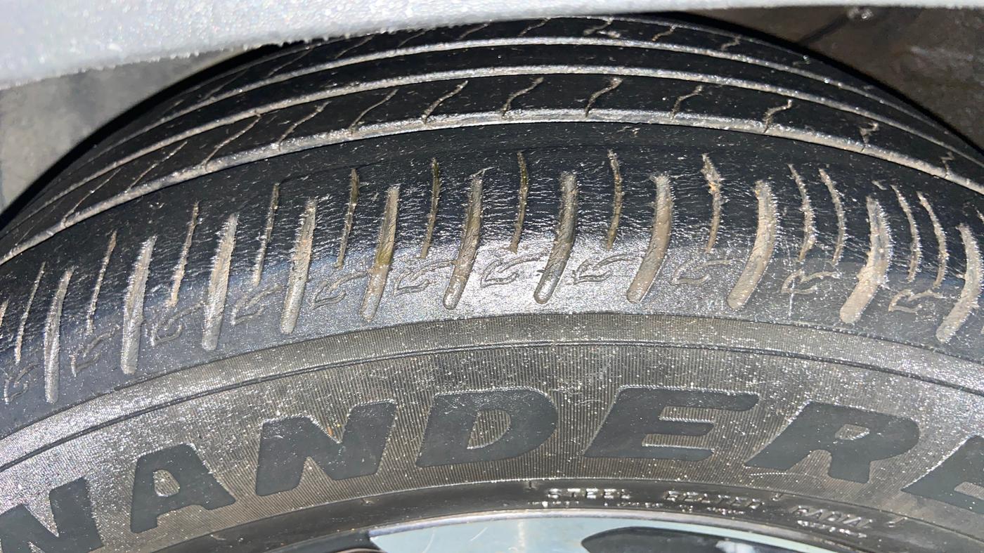 2022 KIA SONET HTX 1.5 AT, Diesel, Automatic, 62,800 km, Left Front Tyre Tread
