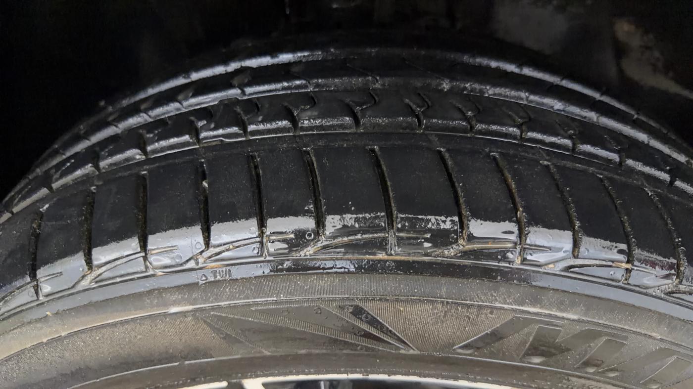 2022 Jeep MERIDIAN LIMITED (O) 4X4 AT, Diesel, Automatic, 64,703 km, Right Front Tyre Tread