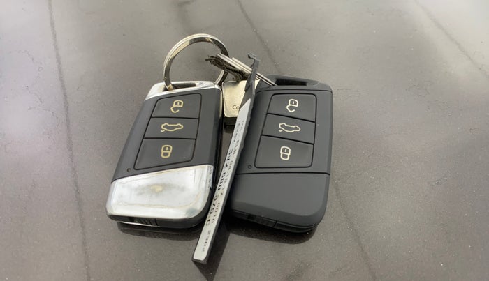 2018 Skoda Superb STYLE 1.8 TSI AT, Petrol, Automatic, 77,436 km, Key Close Up