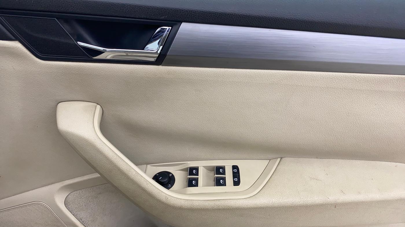 2018 Skoda Superb STYLE 1.8 TSI AT, Petrol, Automatic, 77,473 km, Driver Side Door Panels Control
