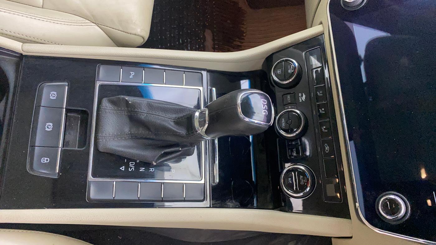 2018 Skoda Superb STYLE 1.8 TSI AT, Petrol, Automatic, 77,473 km, Gear Lever