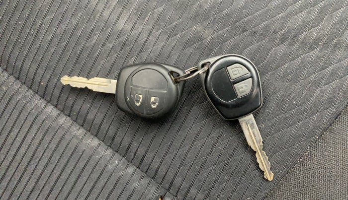 2015 Maruti Swift VXI, Petrol, Manual, 1,00,670 km, Key Close Up