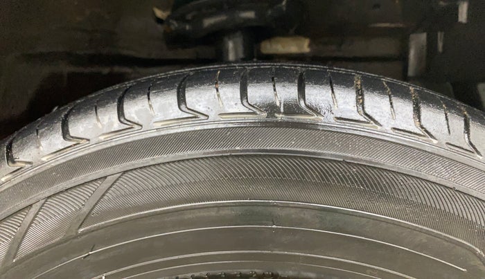 2015 Maruti Swift VXI, Petrol, Manual, 1,00,670 km, Right Front Tyre Tread
