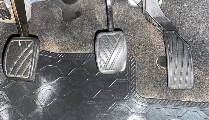 2015 Maruti Swift VXI, Petrol, Manual, 1,00,670 km, Pedals