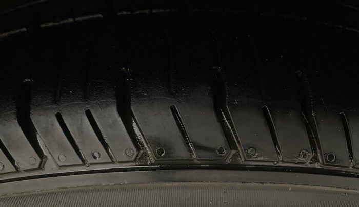 2014 Ford Figo EXI 1.4 DIESEL, Diesel, Manual, 1,11,292 km, Right Front Tyre Tread