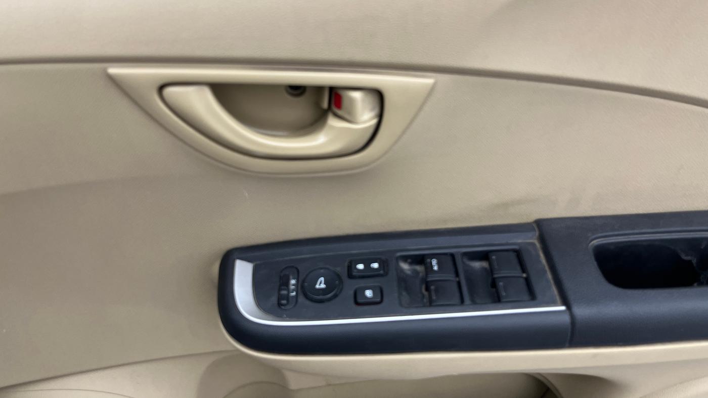 2015 Honda Amaze 1.2L I-VTEC S AT, Petrol, Automatic, 27,107 km, Driver Side Door Panels Control