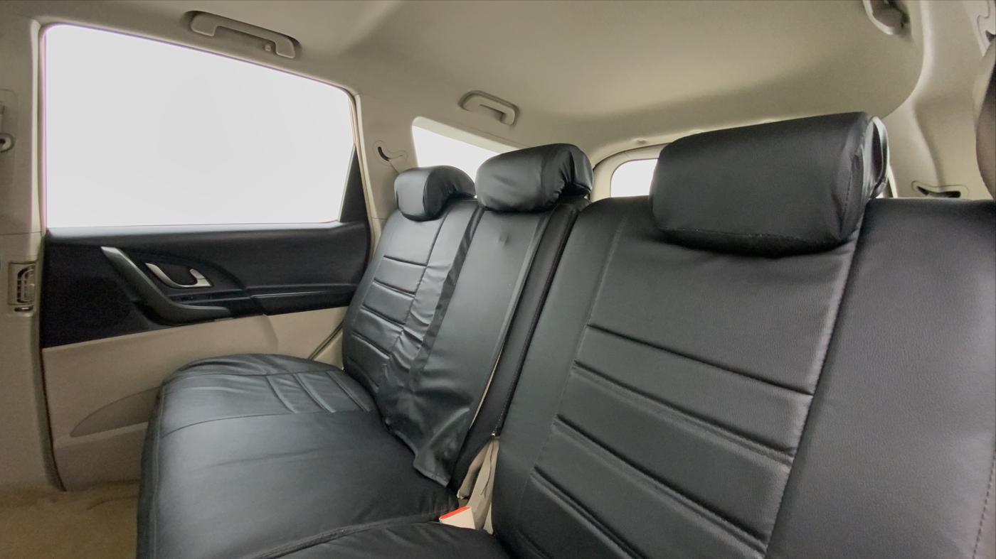 2015 Mahindra XUV500 W10, Diesel, Manual, 1,17,853 km, Right Side Rear Door Cabin