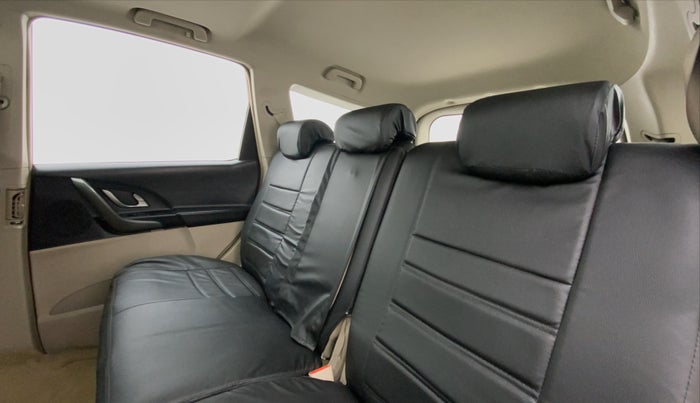 2015 Mahindra XUV500 W10, Diesel, Manual, 1,17,853 km, Right Side Rear Door Cabin