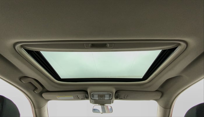 2015 Mahindra XUV500 W10, Diesel, Manual, 1,17,853 km, Moonroof/ Sunroof